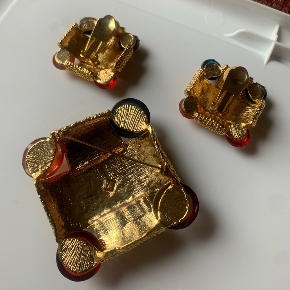 Vintage costume jewelry set. Brooch pin and clip on earrings, gold toned - Picture 3 of 3